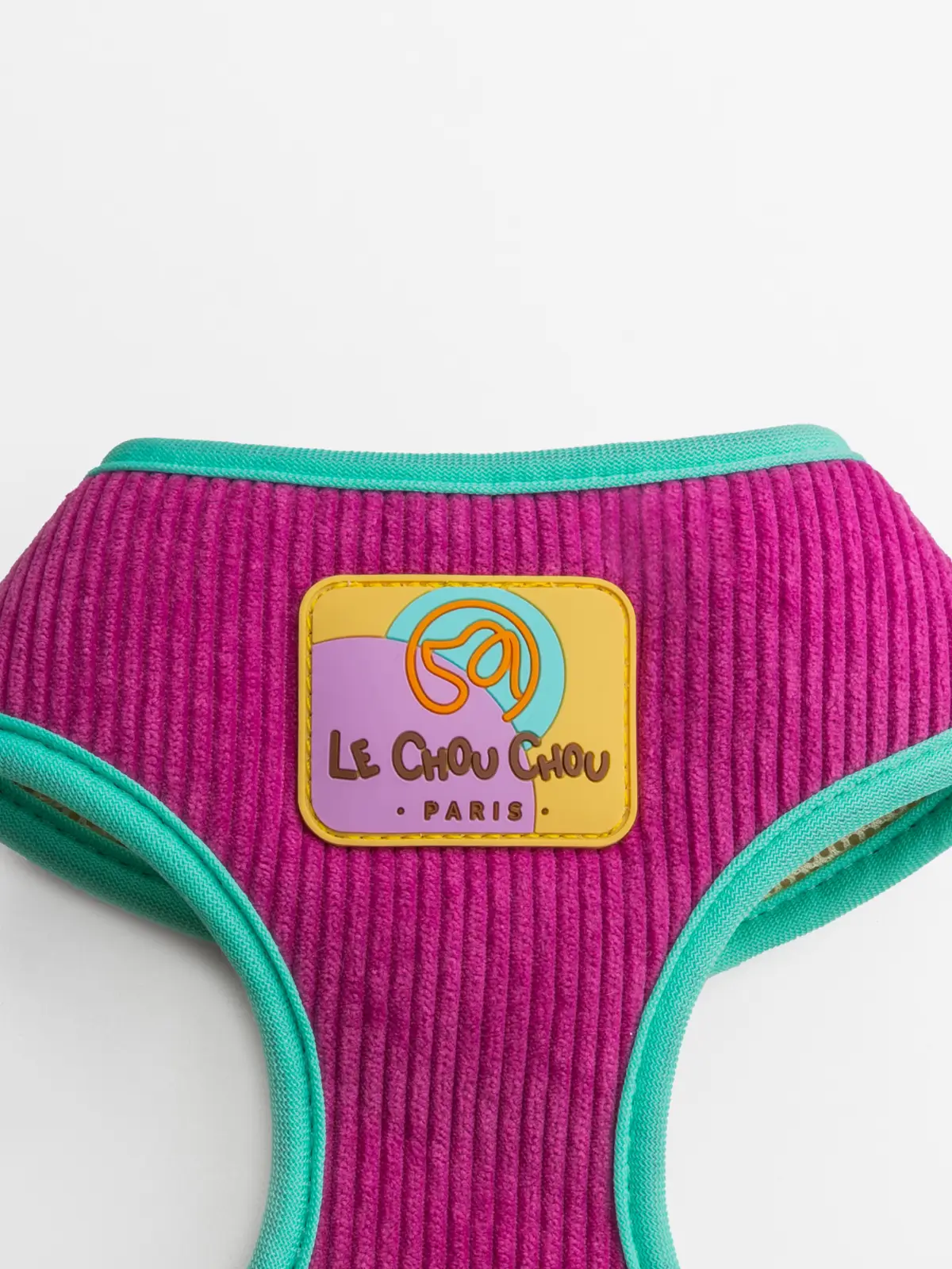 le-chouchou-paris-harnais-premium Close-up of Le Petit Pink harness showing logo and soft corduroy texture – Le ChouChou Paris