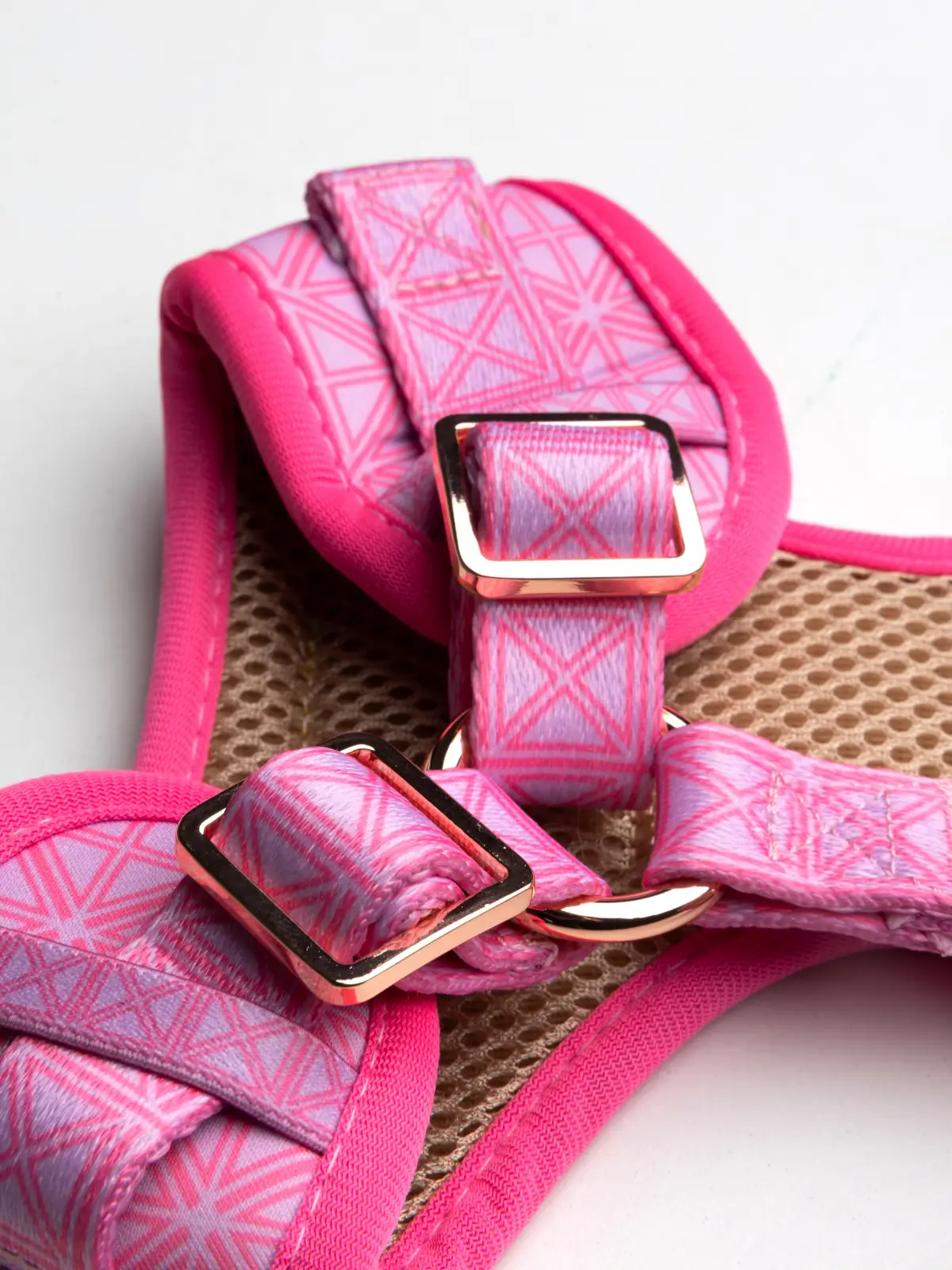 neoprene-dog-harness-details La Vie en Rose dog harness with adjustable straps and breathable mesh – Le ChouChou Paris