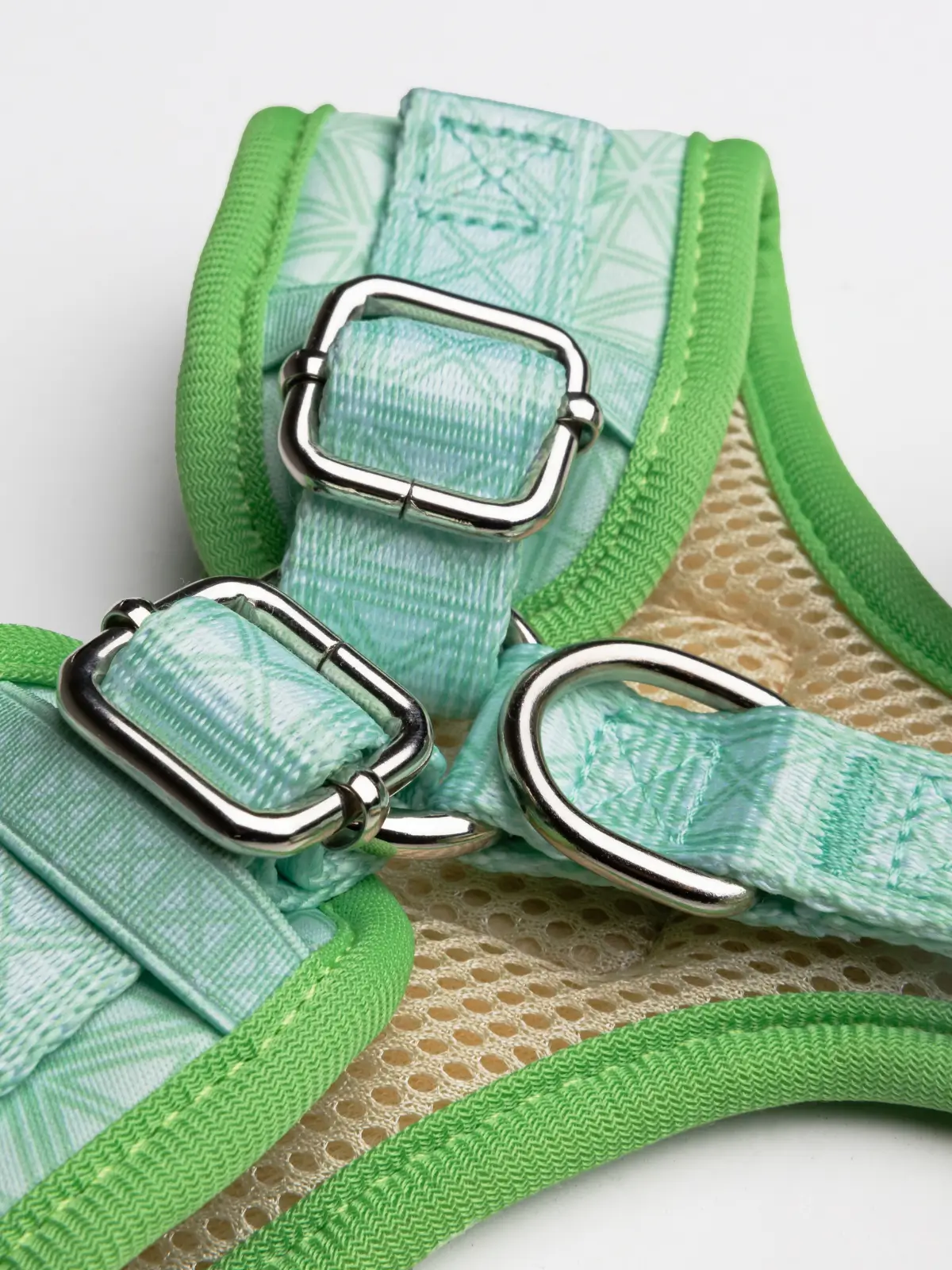 premium-dog-accessories-details Émeraude Élégance Dog Harness - Image 3