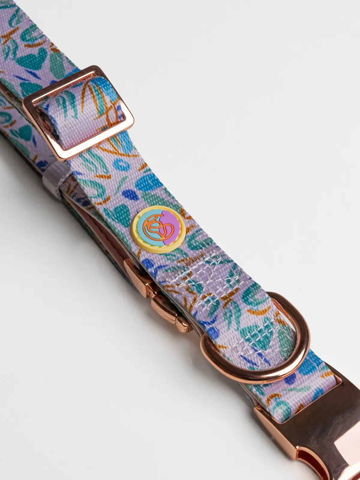 accessories-for-dogs-le-chouchou Close-up of Papillon Chic collar showing logo and rose gold hardware – Le ChouChou Paris