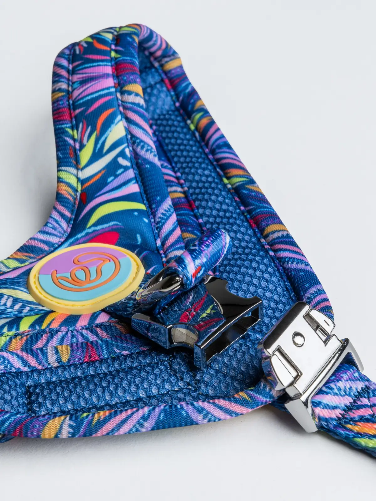 details-le-chouchou-paris-harness Designer step-in harness for small dogs with colorful print – Le ChouChou Paris