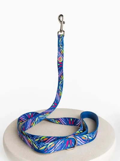 la-laisse-de-luxe-le-chouchou-paris Laisse de chien design Océan Bijou posée sur une table en pierre avec quincaillerie argentée - Le ChouChou Paris