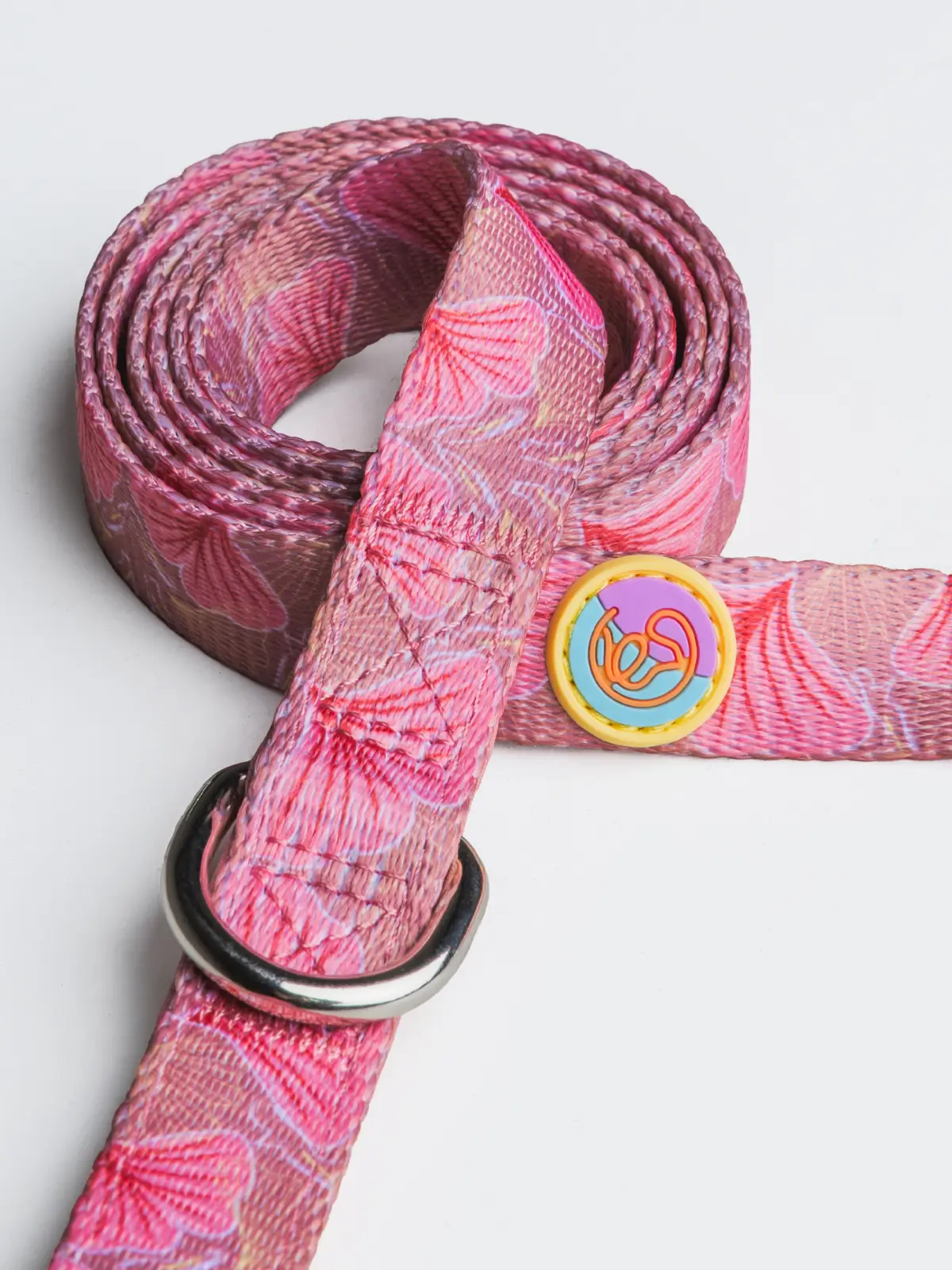 la-laisse-premium-details Close-up of Botanique Blush leash showing floral pattern and Le ChouChou Paris logo