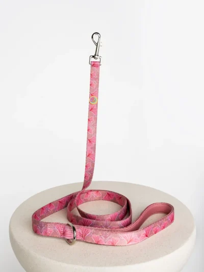 la-laisse-premium-le-chouchou-paris Botanique Blush dog leash placed on a stone table with silver hardware – Le ChouChou Paris