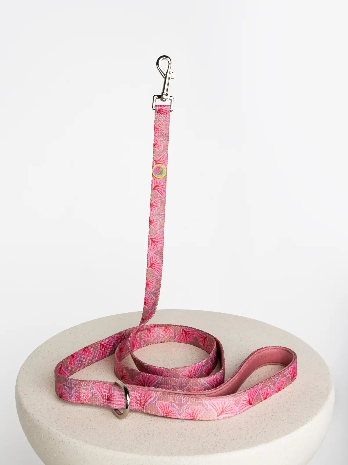 la-laisse-premium-le-chouchou-paris Botanique Blush dog leash placed on a stone table with silver hardware – Le ChouChou Paris