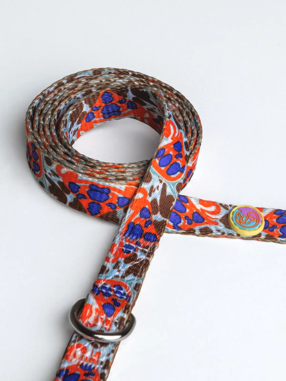 le-chouchou-paris-laisse-pour-chien Close-up of Sienne Glow leash showing logo and patterned fabric details – Le ChouChou Paris