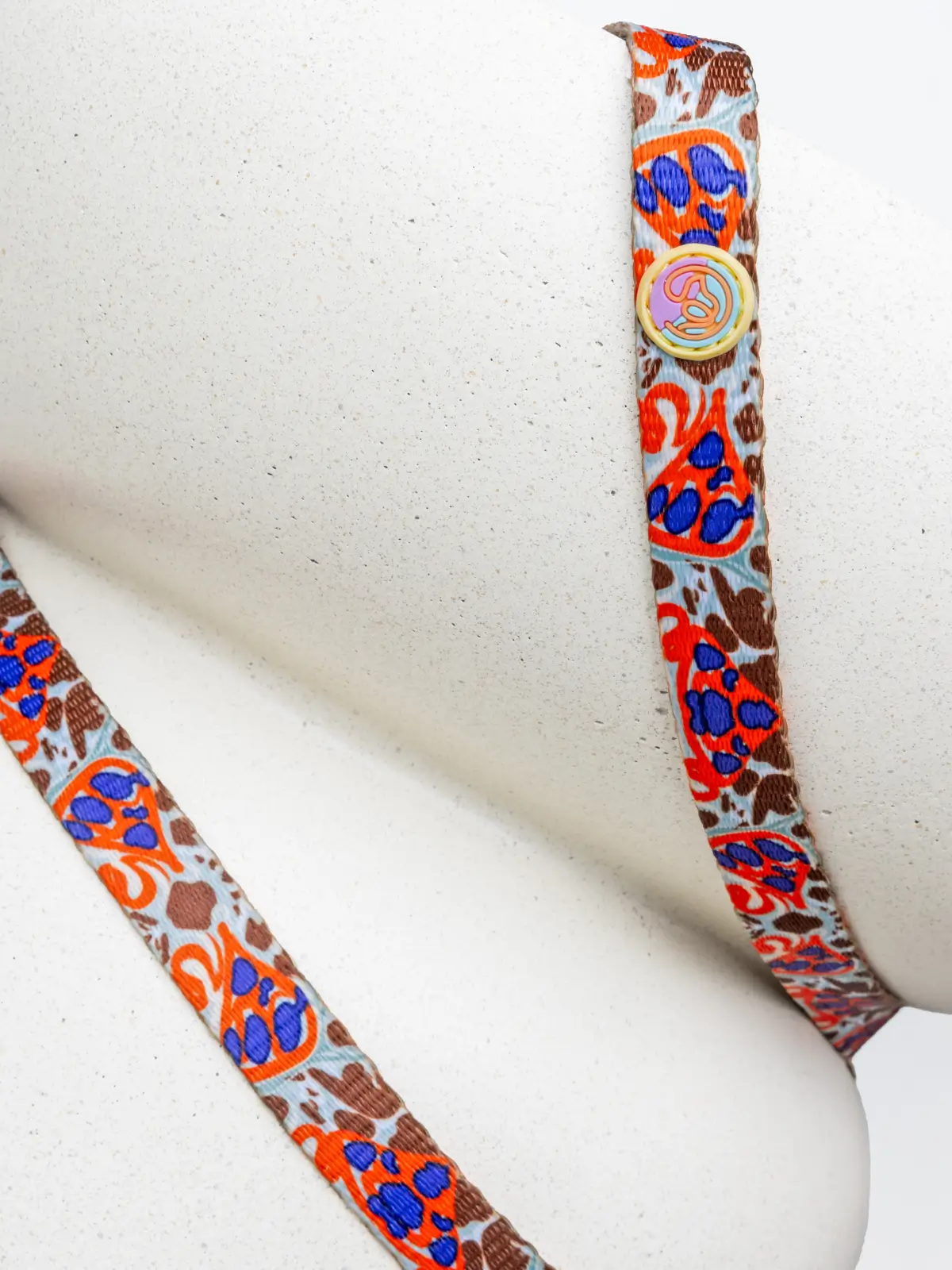 le-chouchou-paris-laisse Sienne Glow dog leash wrapped around a table in warm brown and orange tones – Le ChouChou Paris