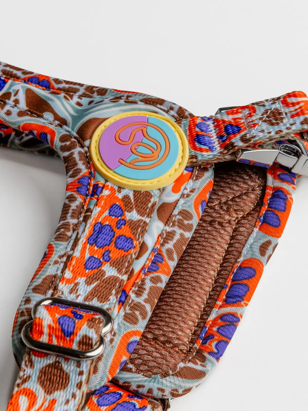 le-chouchou-paris-logo-harness-details Luxury designer dog harness with warm abstract pattern by Le ChouChou Paris
