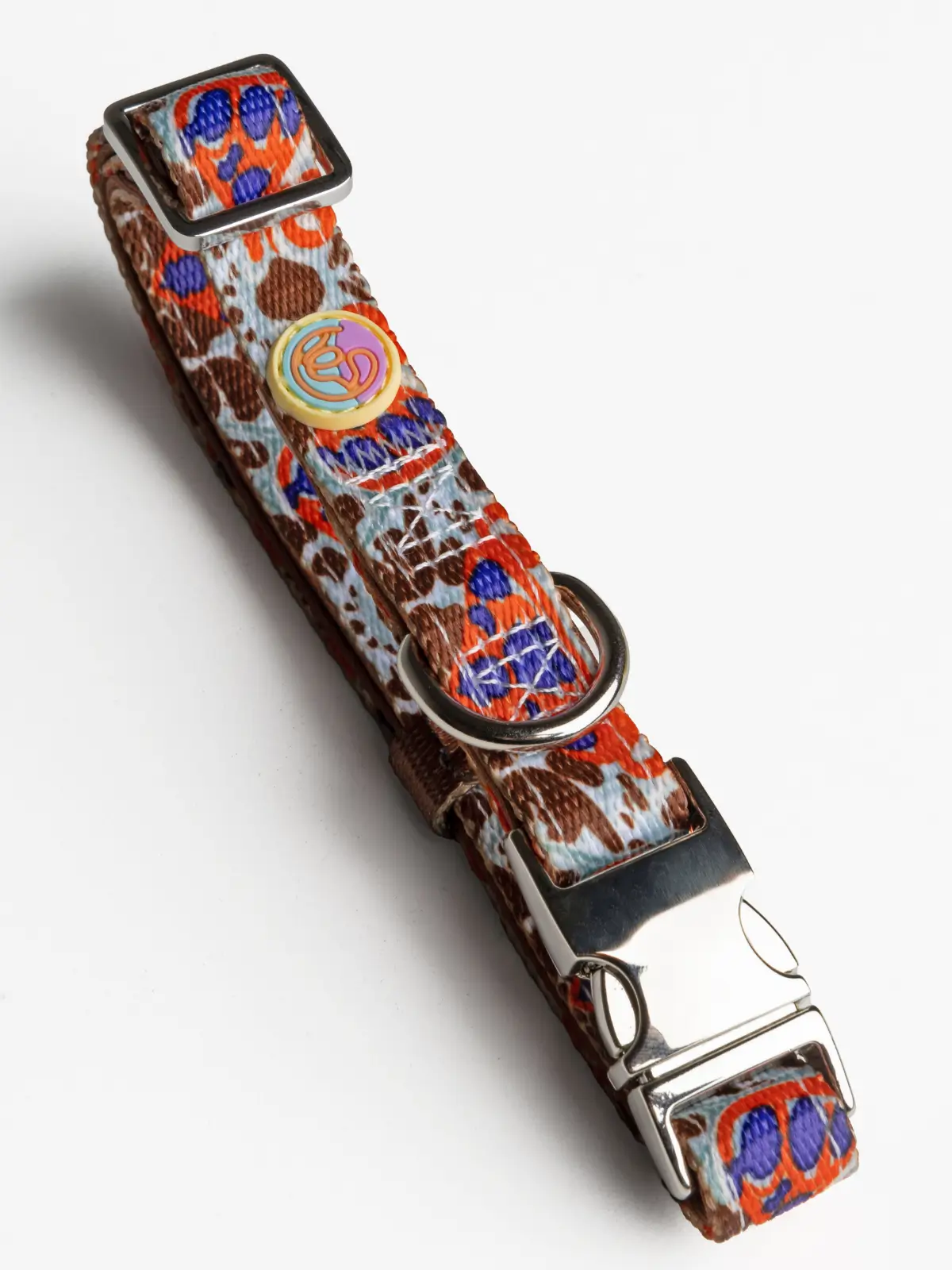 le-collier-chic-pour-chien Close-up of Sienne Glow collar showing logo and texture details – Le ChouChou Paris