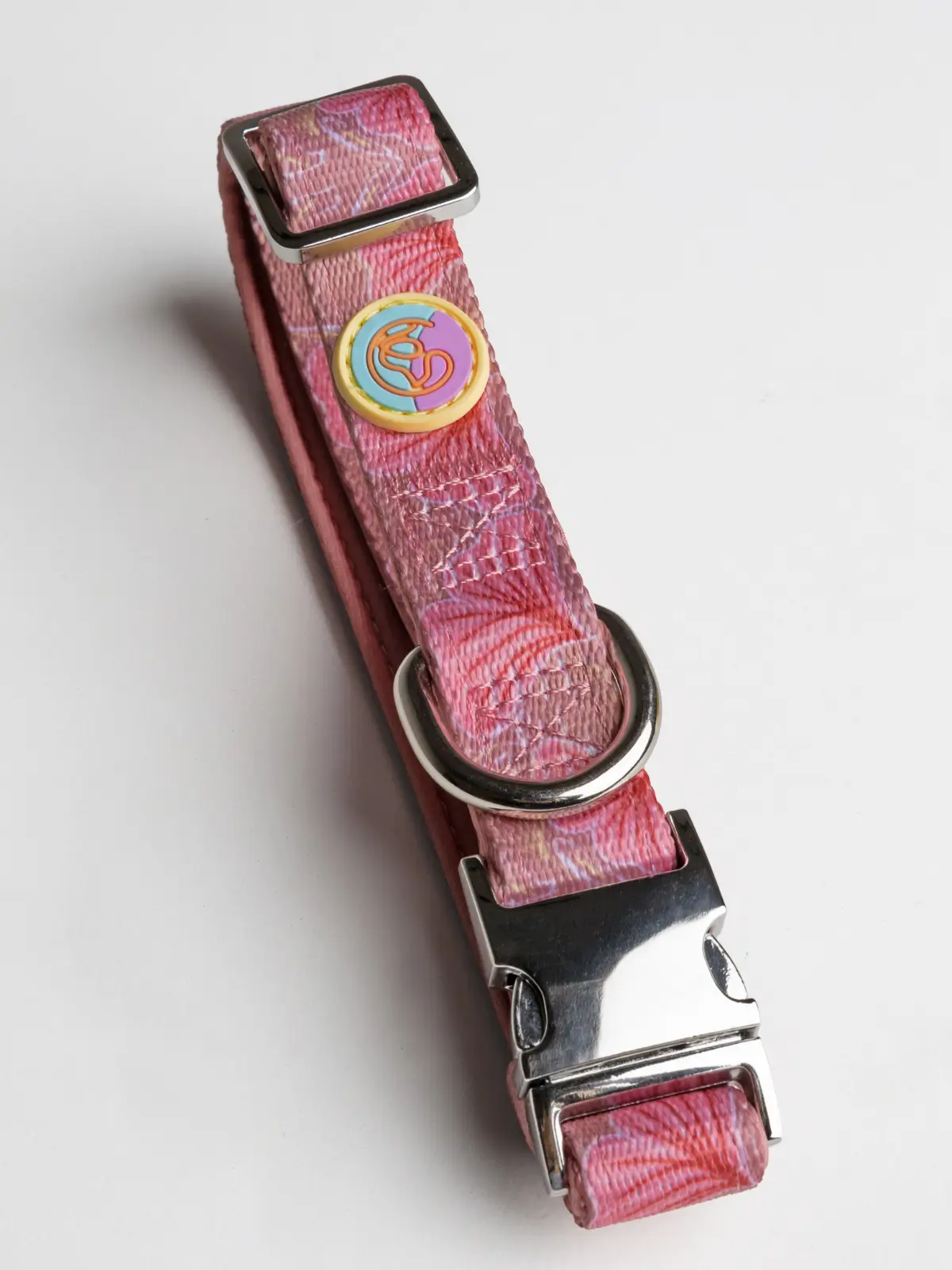 le-collier-elegant-le-chouchou-paris Close-up of Botanique Blush dog collar showing floral print and Le ChouChou Paris logo