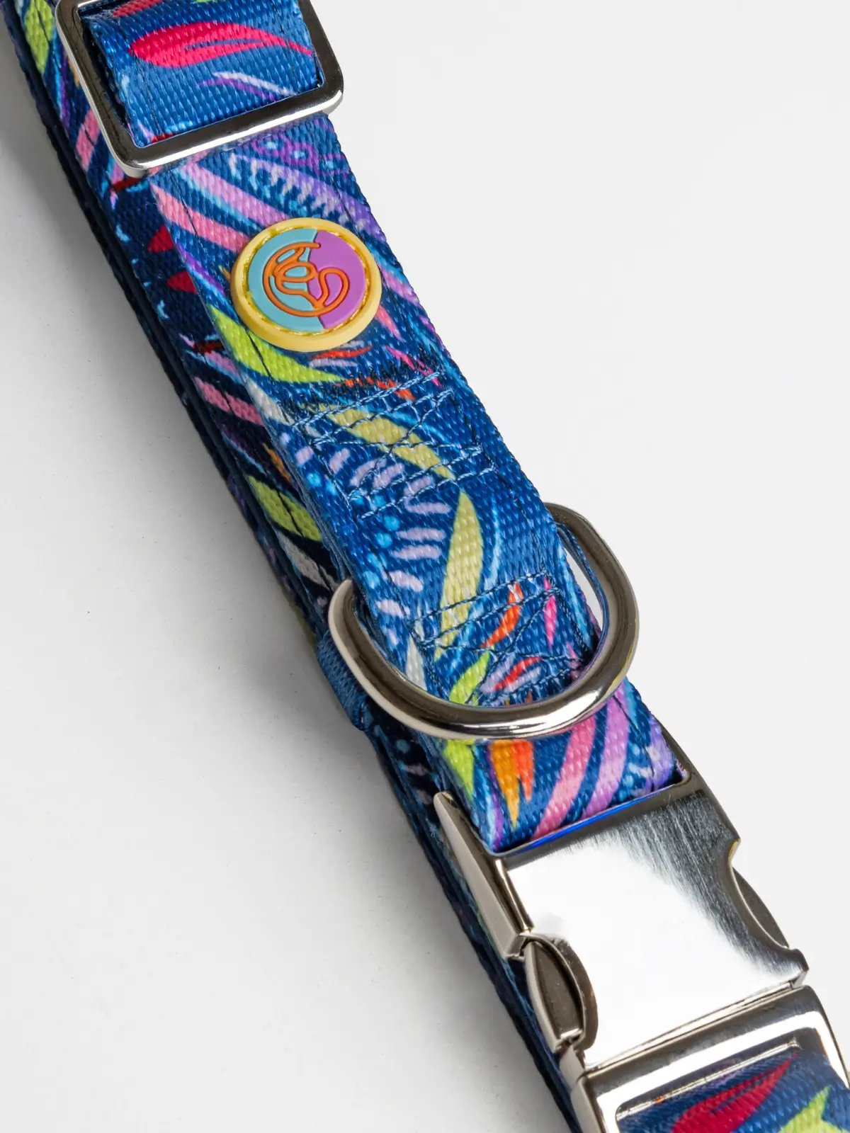 luxury-dog-collar-details Close-up of Océan Bijou collar showing colorful print and Le ChouChou Paris logo