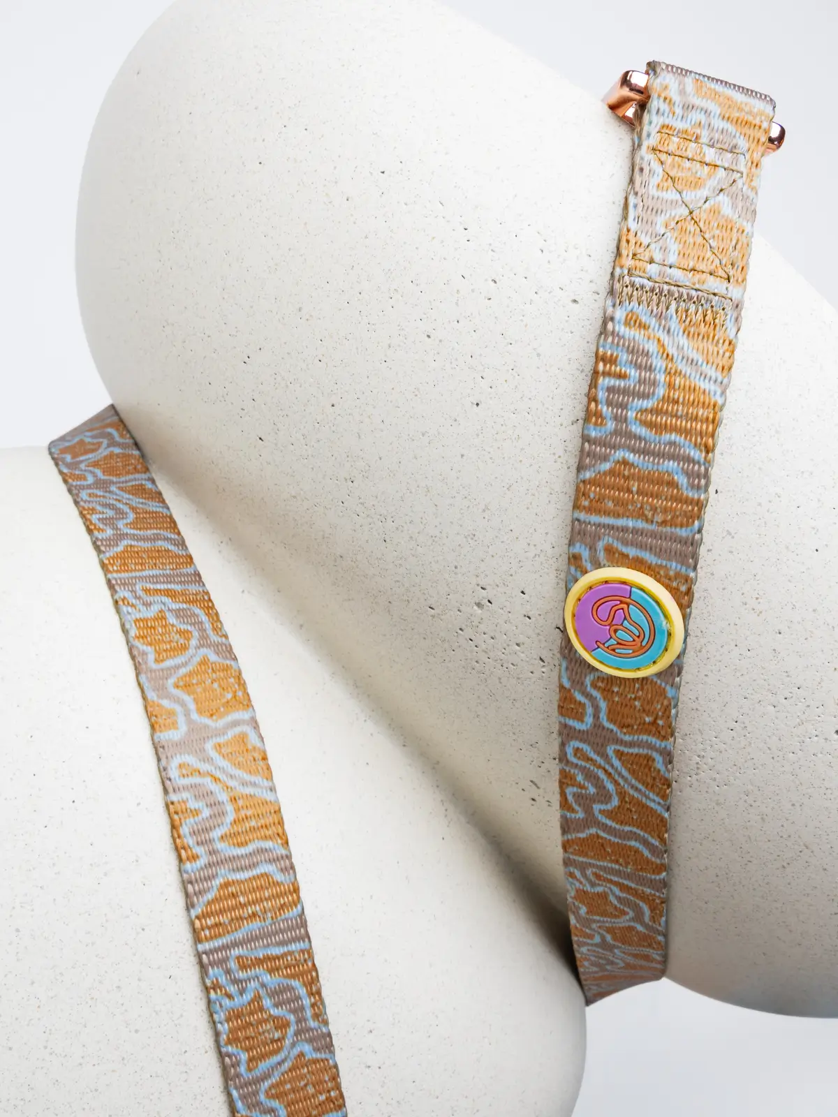 luxury-dog-leash-details Leafy Glacé dog leash wrapped around a table in warm beige and gold tones – Le ChouChou Paris