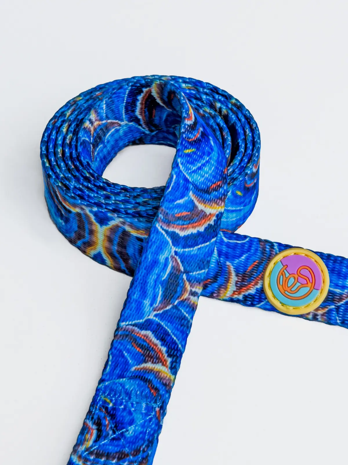 luxury-dog-leash-details Close-up of Aqua Mystique leash showing logo and blue wave pattern – Le ChouChou Paris