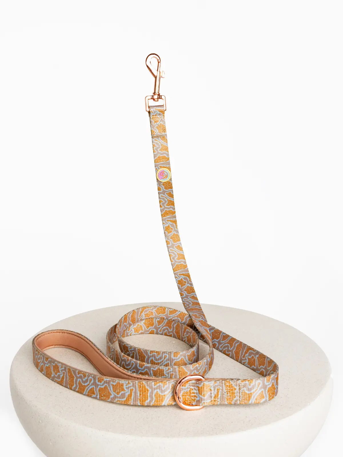 luxury-le-chouchou-dog-leash Leafy Glacé designer dog leash displayed on a table with rose gold hardware – Le ChouChou Paris