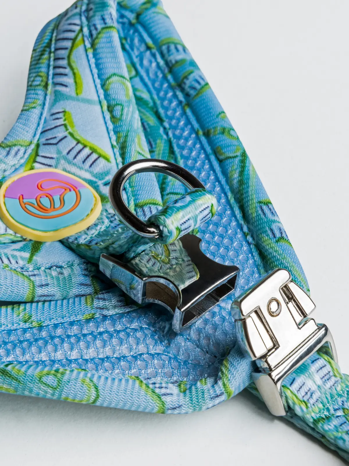 step-in-harness-details Designer dog harness with pastel green accents and breathable mesh – Le ChouChou Paris